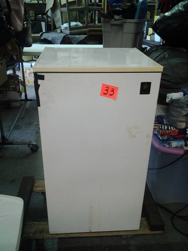 lot 33 image: GE Refrigerator 19x19x34 (Plugged In-Runs & Chills)