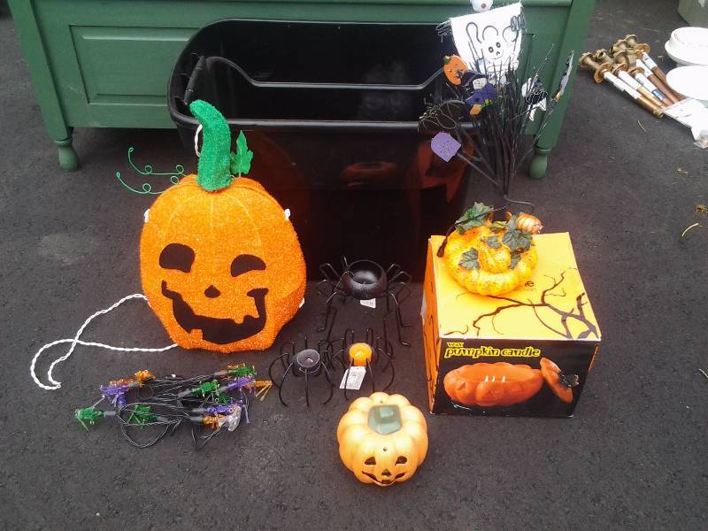 lot 36 image: Tote Bin With Halloween Decor
