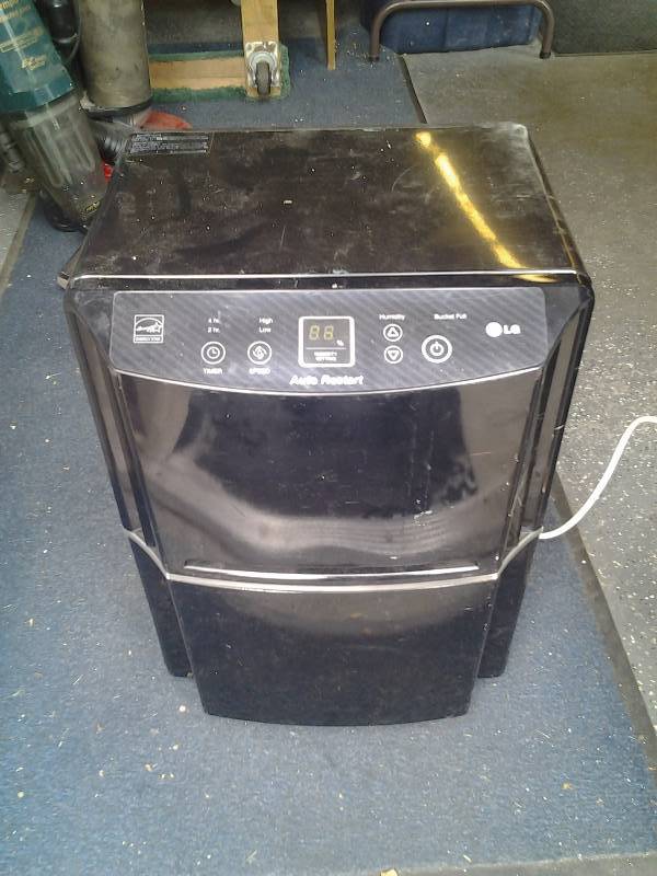 lot 38 image: LG Dehumidifier (Runs)