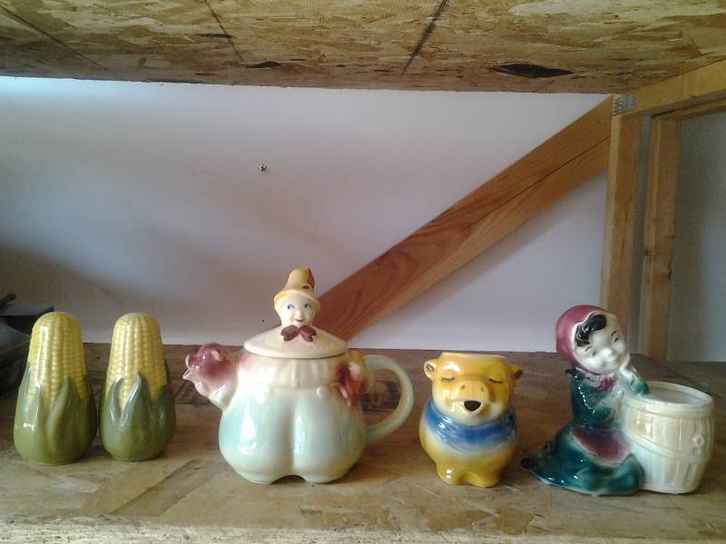 lot 55 image: Vintage Tom The Pipers Son Tea Pot, Shawnee Pig Creamer, Girl Planter, Pair Of Corn Cob Salt & Peppers
