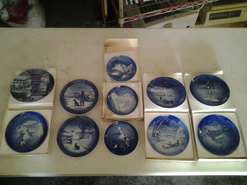 lot 69 image: 1- Delft (Holland), 10 Copenhagen Porcelain Collector Plates