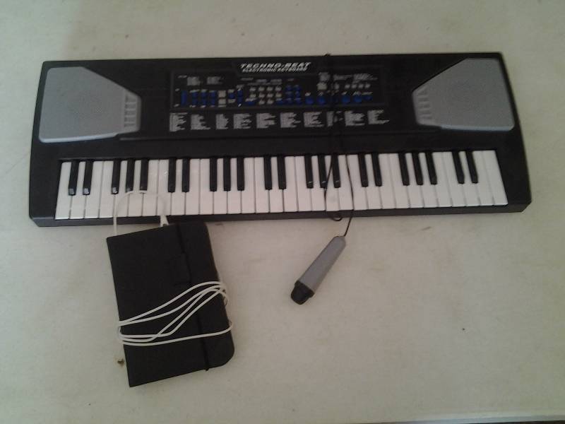 lot 77 image: Techno-Beat Battery Operated Keyboard With Microphone, Kindle Nook With Charger