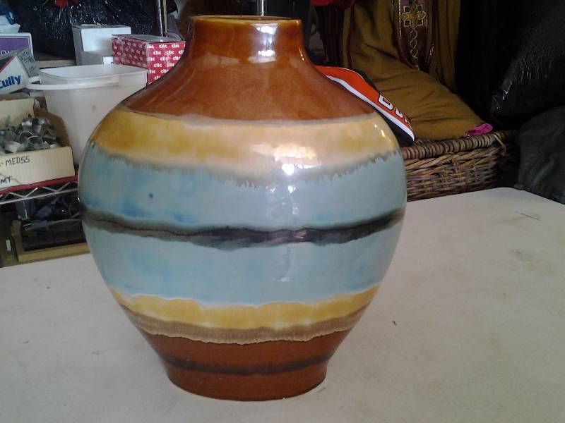 lot 82 image: Large Pottery Vase 17x14
