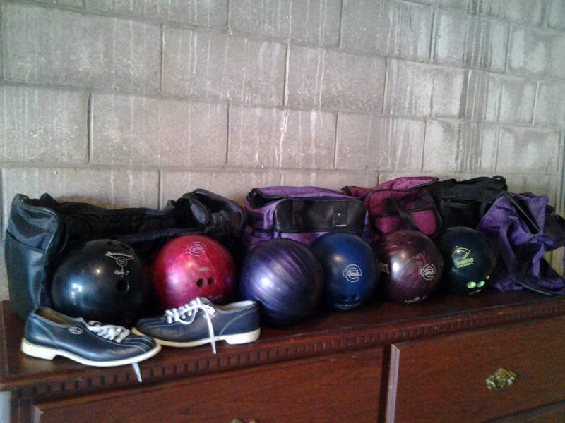 lot 94 image: Collection Of 6- Bowling Balls, 5- Bags, 1- Pair Shoes (Size 10 Mens)
