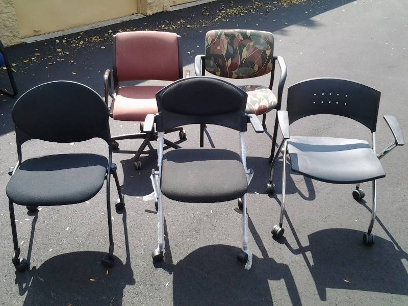 lot 107 image: 5-Assorted Rolling Chairs (3-Black, 2-Other)