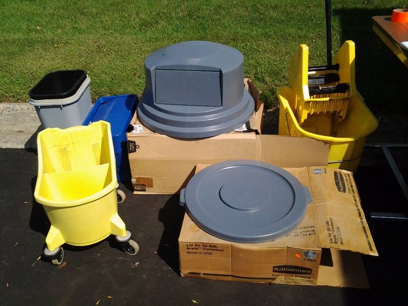 lot 110 image: Trash Cans, Mop Buckets, Assorted Trash Can Lids (5-Flat 32 Gallon)
