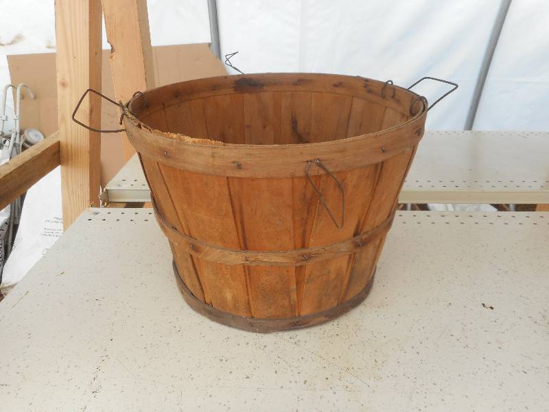 VINTAGE WOODEN FRUIT BASKET