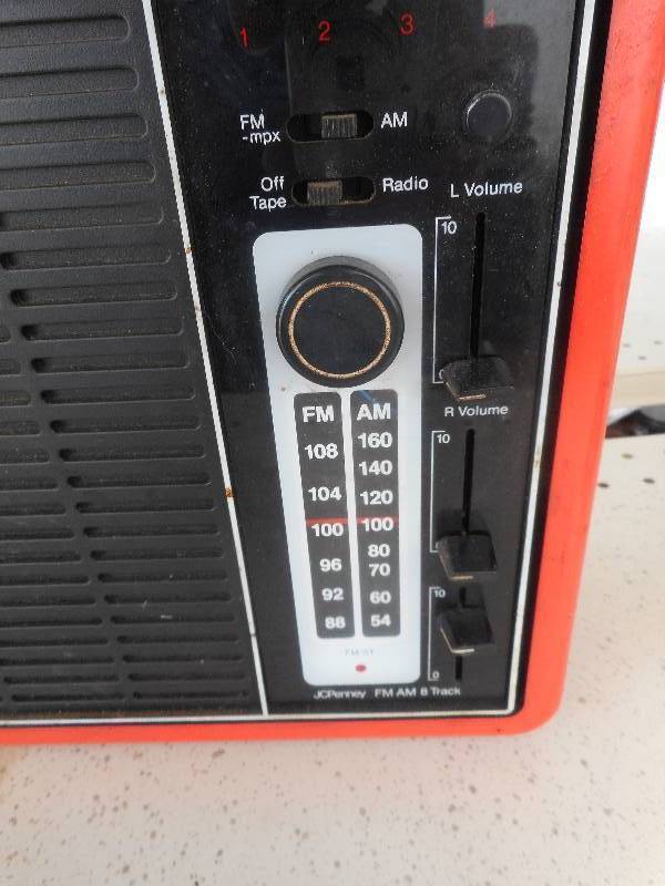VINTAGE JC PENNY RADIO AND SPEAKER