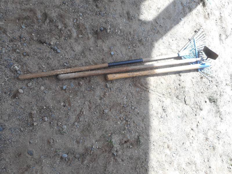 RAKE HOE AND EXTRA HANDLE