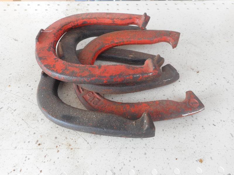 4 HORSE SHOES