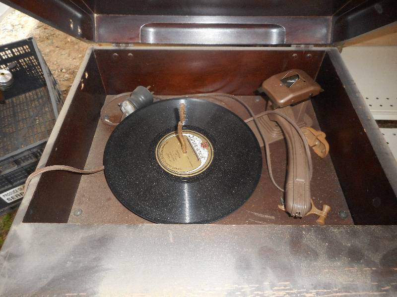 ANTIQUE RCA  AND VICTOR RECORD PLAYER