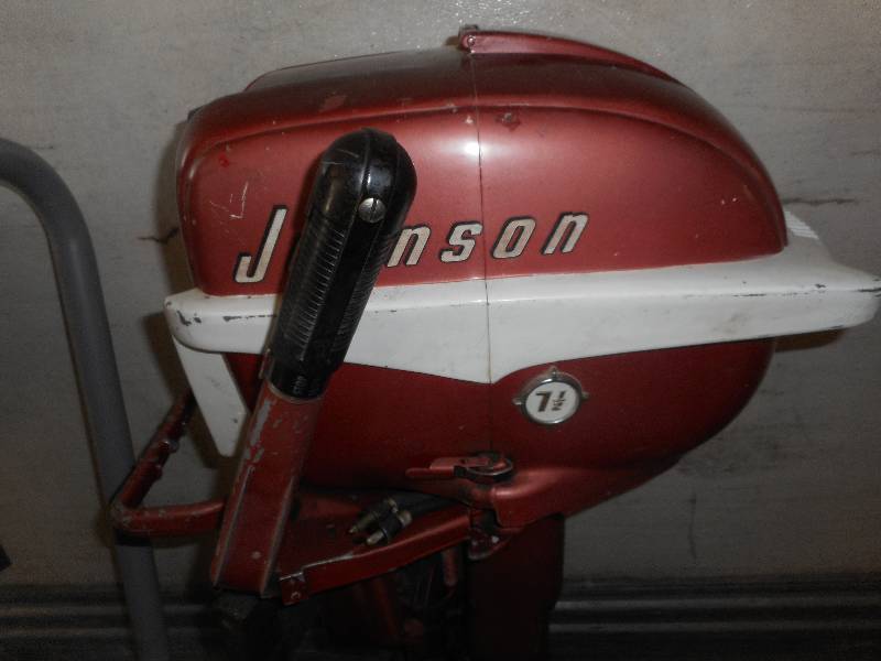 VINTAGE 7.5 HORSE JOHNSON AND GAS TANK