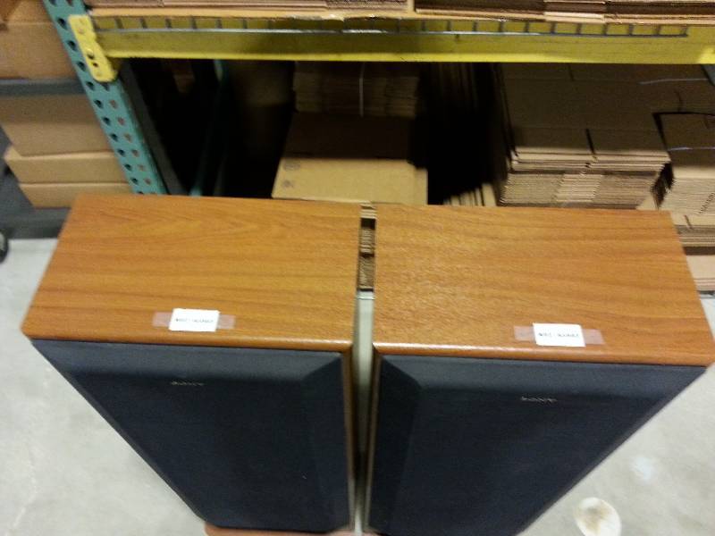 lot 1 image: Sony SS-U721AV 3-Way Tower Speakers