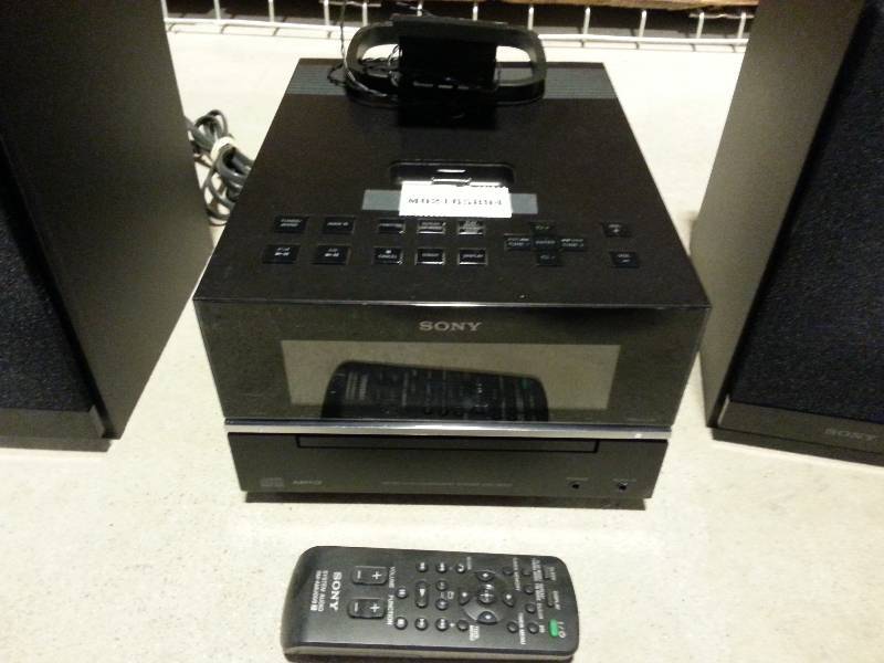 lot 15 image: Sony HCD-BX20I CD Player  AMFM Radio  Ipod Dock with Speakers