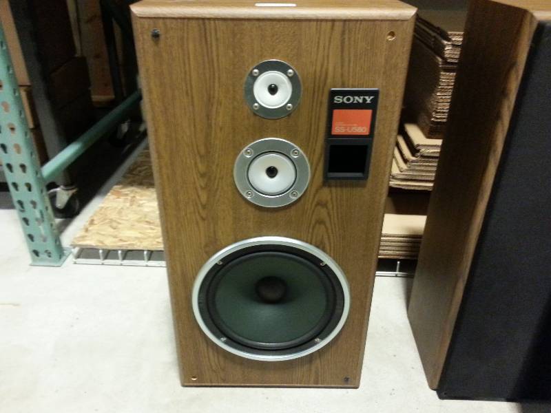 lot 17 image: Sony SS-U580 3-Way Floor Speakers