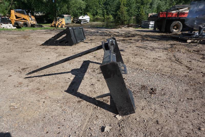 Universal Mount Bobcat Skid Loader Skid Steer Bale Handling ForkSpear Attachment