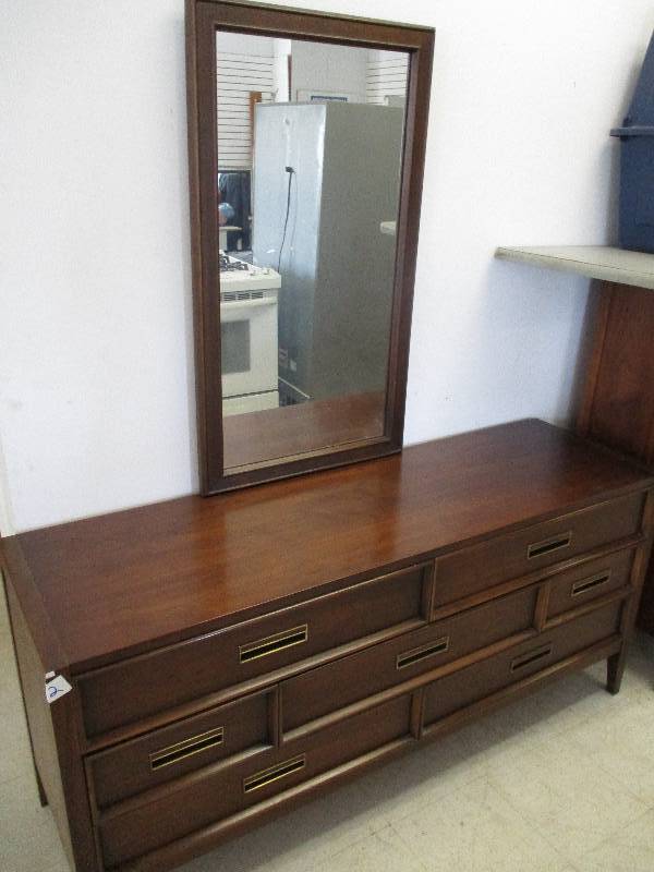 lot 2 image: Dresser & Mirror