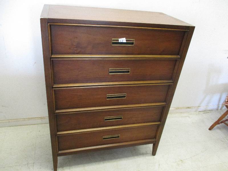 lot 4 image: Dresser