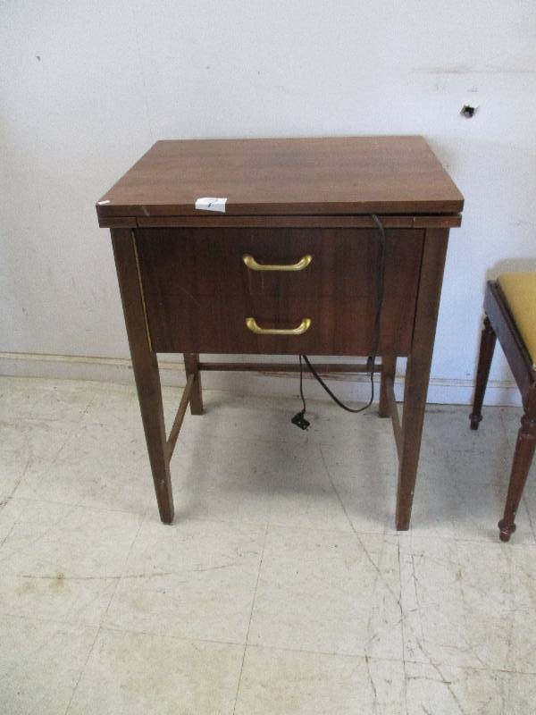 lot 7 image: Sewing Machine, Table & Bench