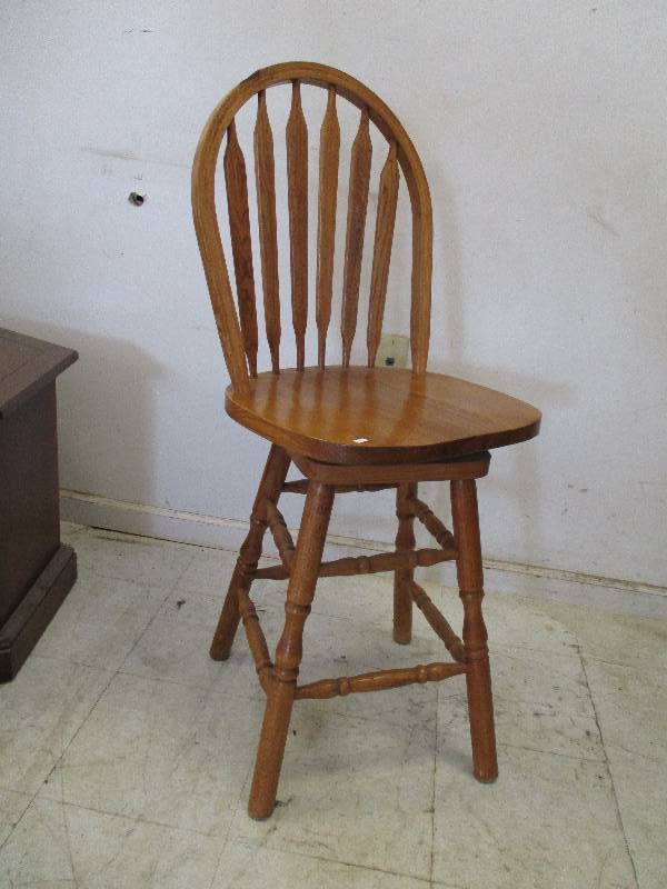 lot 15 image: Swivel Stool