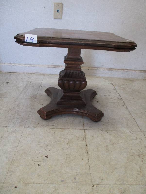 lot 14 image: End Table