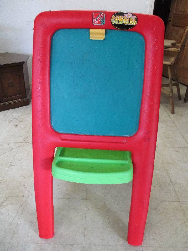 lot 12 image: Childs Art Easel
