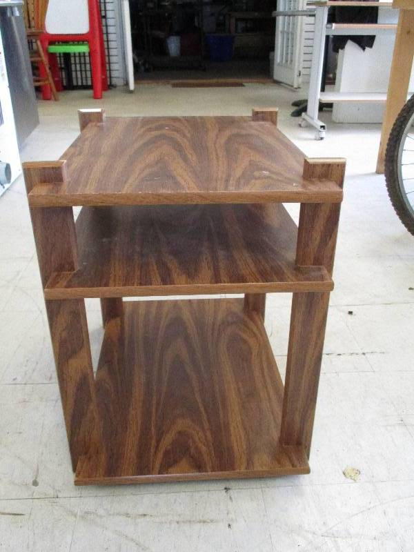 lot 18 image: End Table
