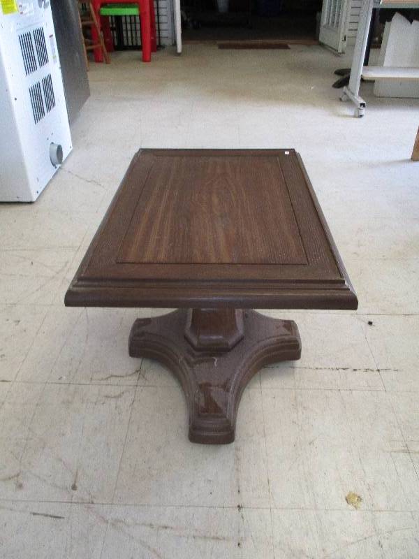lot 19 image: Plastic End Table