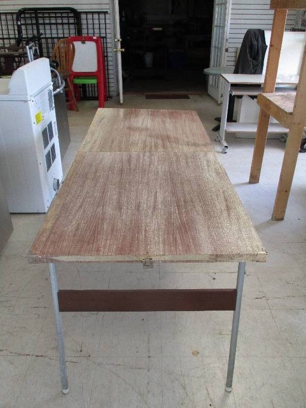 lot 20 image: Folding Metal Table