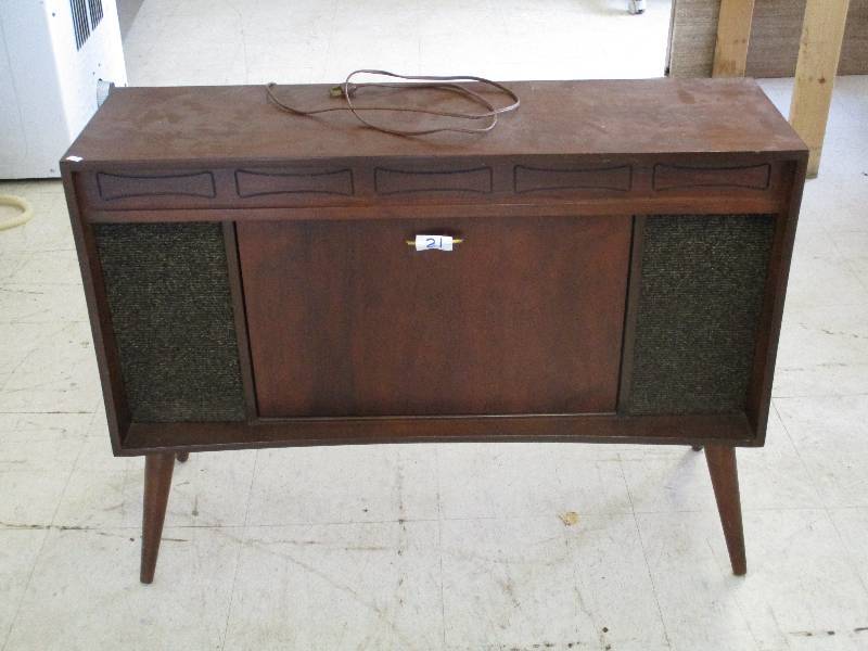 lot 21 image: Vintage Stereo