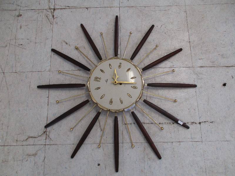 lot 25 image: Vintage Wall Clock