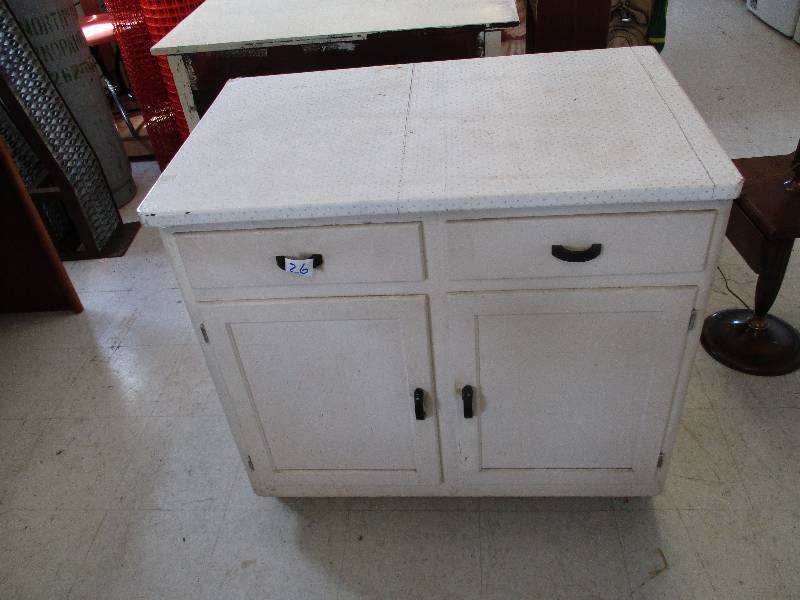 lot 26 image: Floor Cabinet w Top