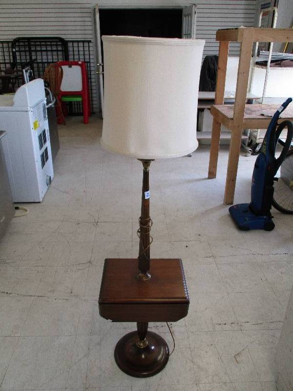 lot 27 image: Lamp  End Table Combination