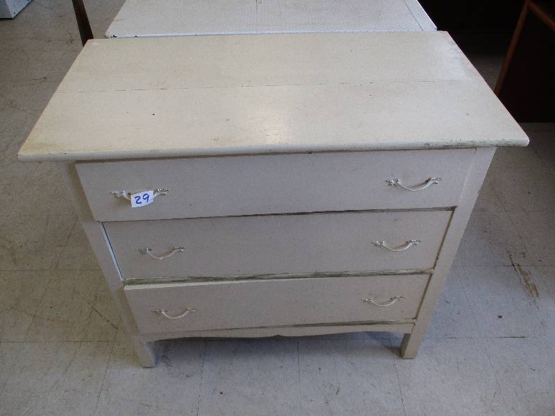 lot 29 image: Dresser