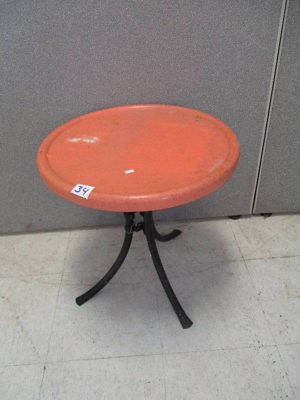lot 34 image: Round Metal Table