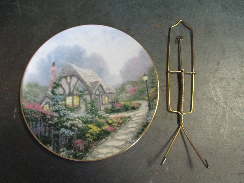 lot 40 image: Collector Plate with Wall Hanger
