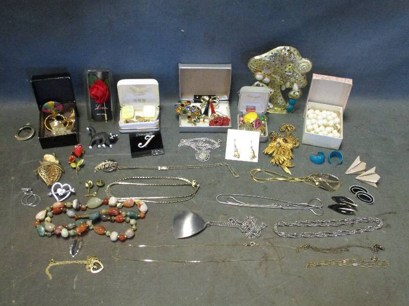 lot 131 image: Jewelry