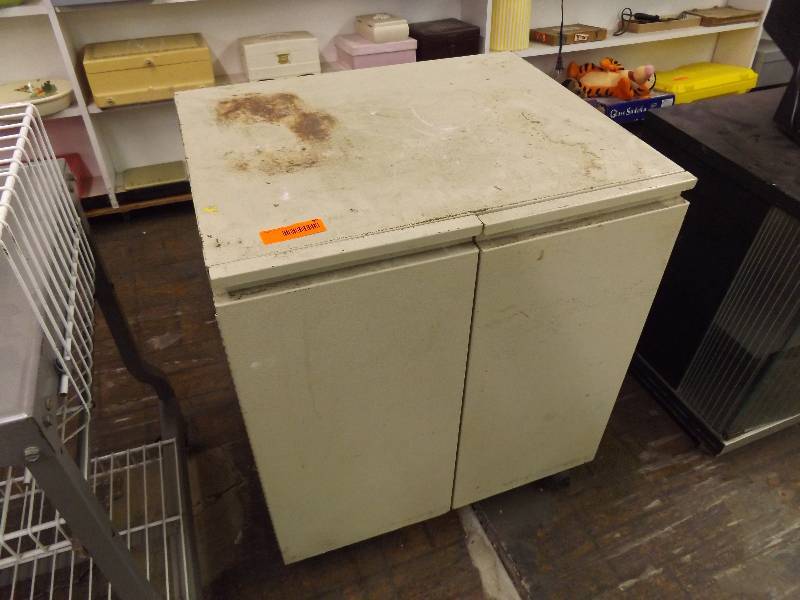 lot 58 image: Metal Cabinet