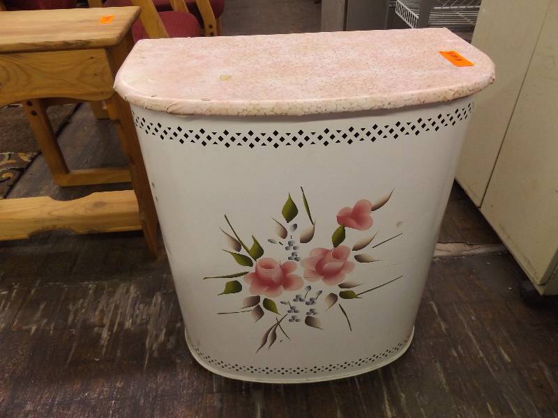 lot 79 image: Laundry Hamper