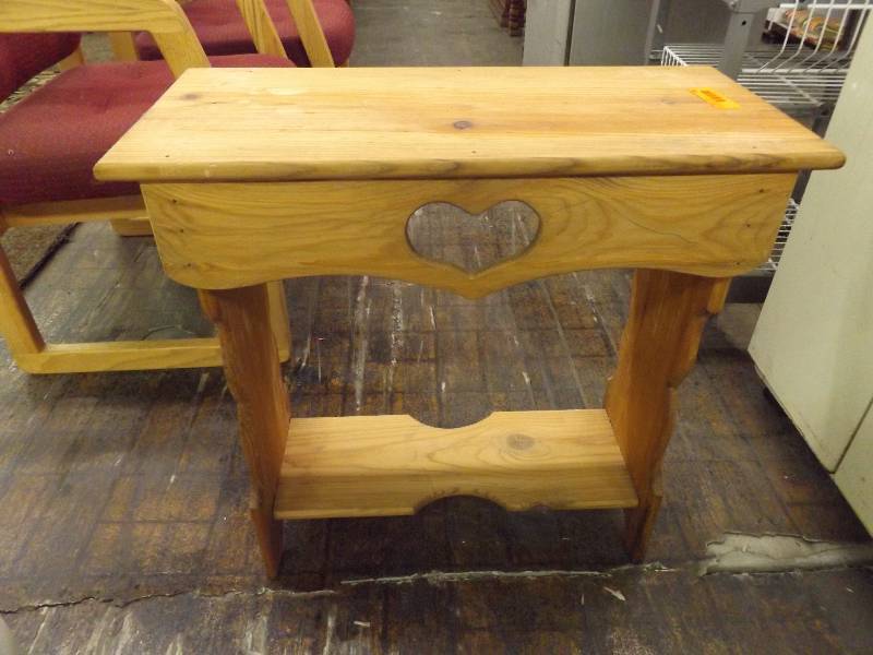 lot 80 image: Side Table