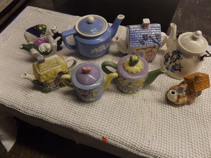 lot 117 image: Teapots