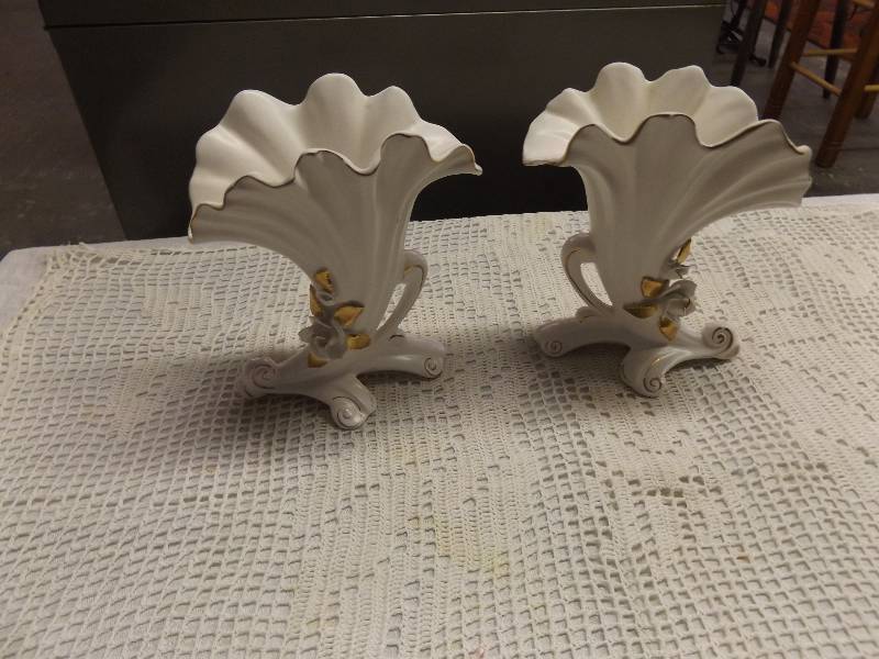 lot 118 image: Fan Vases Napco