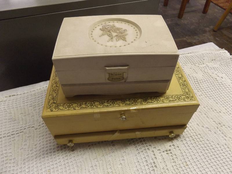 lot 120 image: Jewelry Boxes