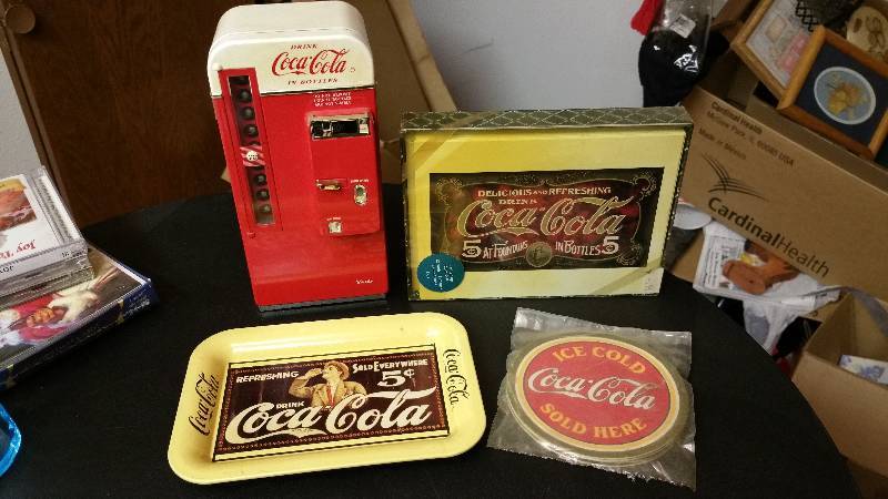 lot 37 image: 1994 Coca-Cola Die Cast Vending Machine Musical Bank, Etc.