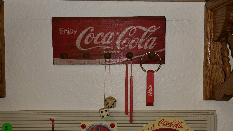 lot 59 image: Shaby Chic Coca-Cola Key Holder w Items