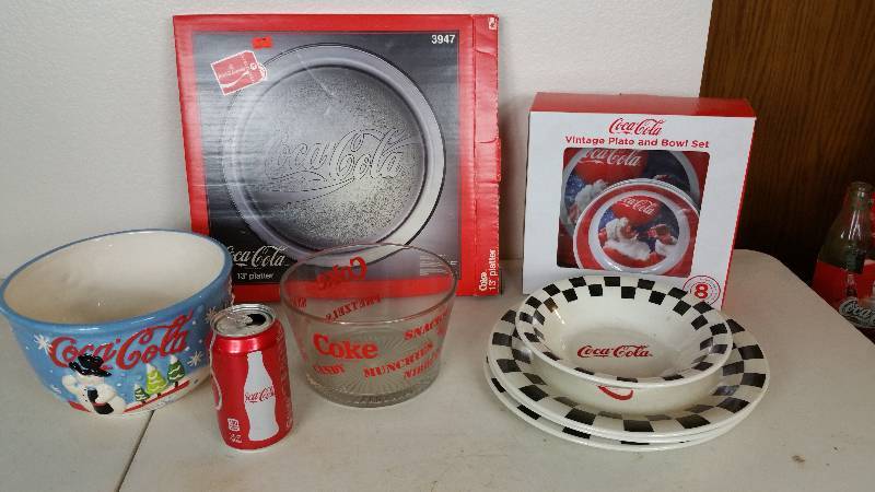 lot 70 image: Coca-Cola 13 Serving Platter, Plate and Bowl Set, Etc