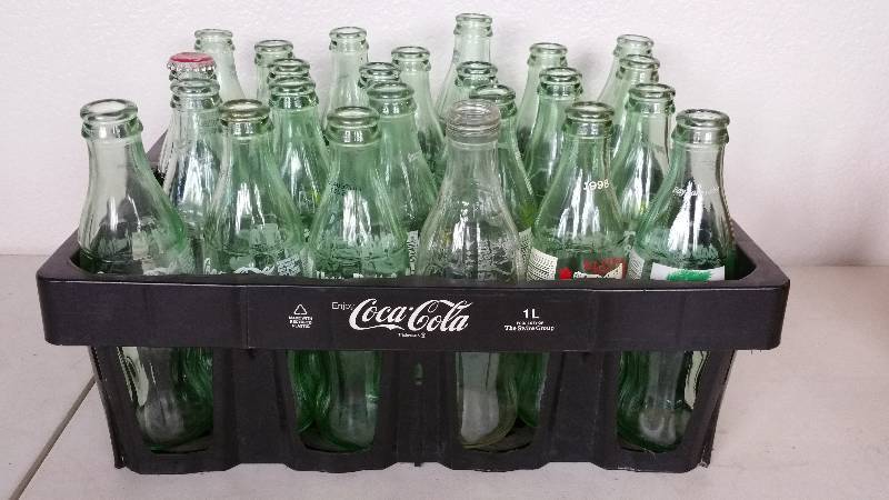 lot 86 image: Approx (24) 8oz Coca-Cola Bottles w Tray