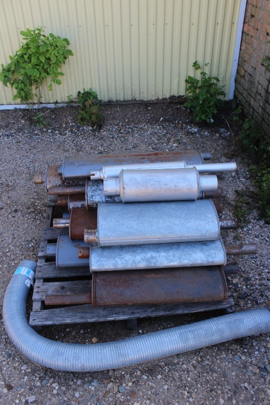 lot 3 image: Pallet of Mufflers