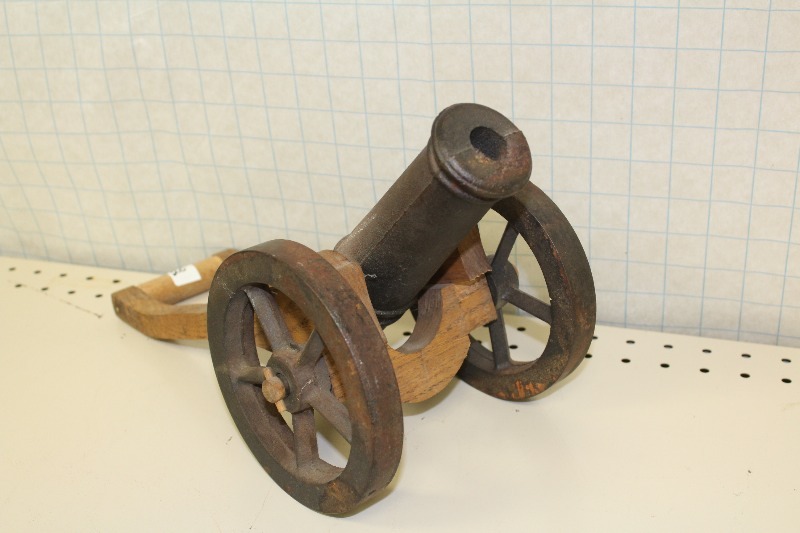lot 20 image: Decorative Cast Iron Cannon