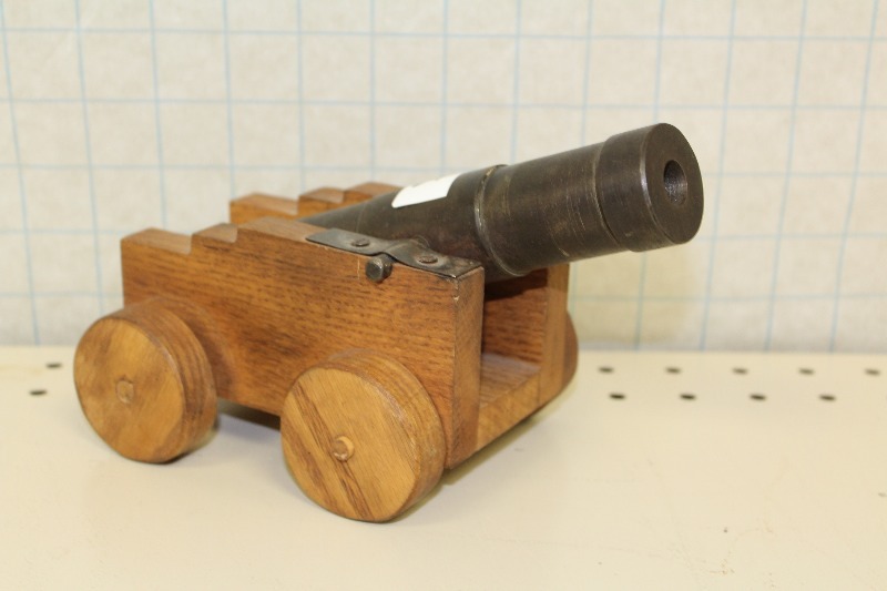 lot 21 image: Decorative Cast Iron Cannon